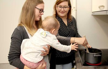 Eine Frau spielt mit vier Kindern