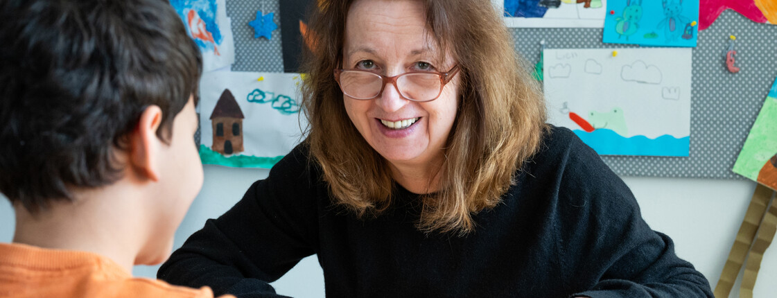 Eine Frau und ein Kind lernen gemeinsam.