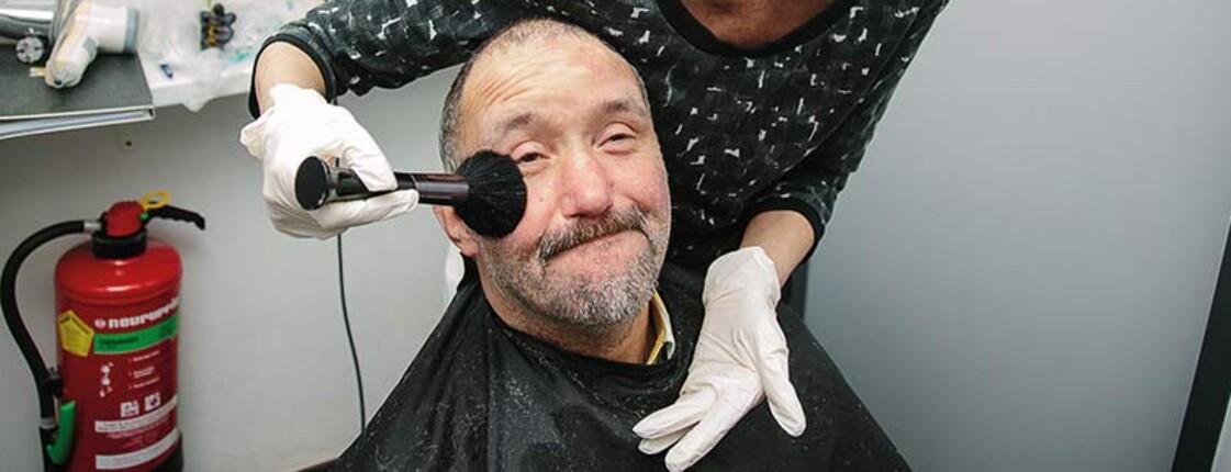 Freiwillige Friseurin in der Gruft